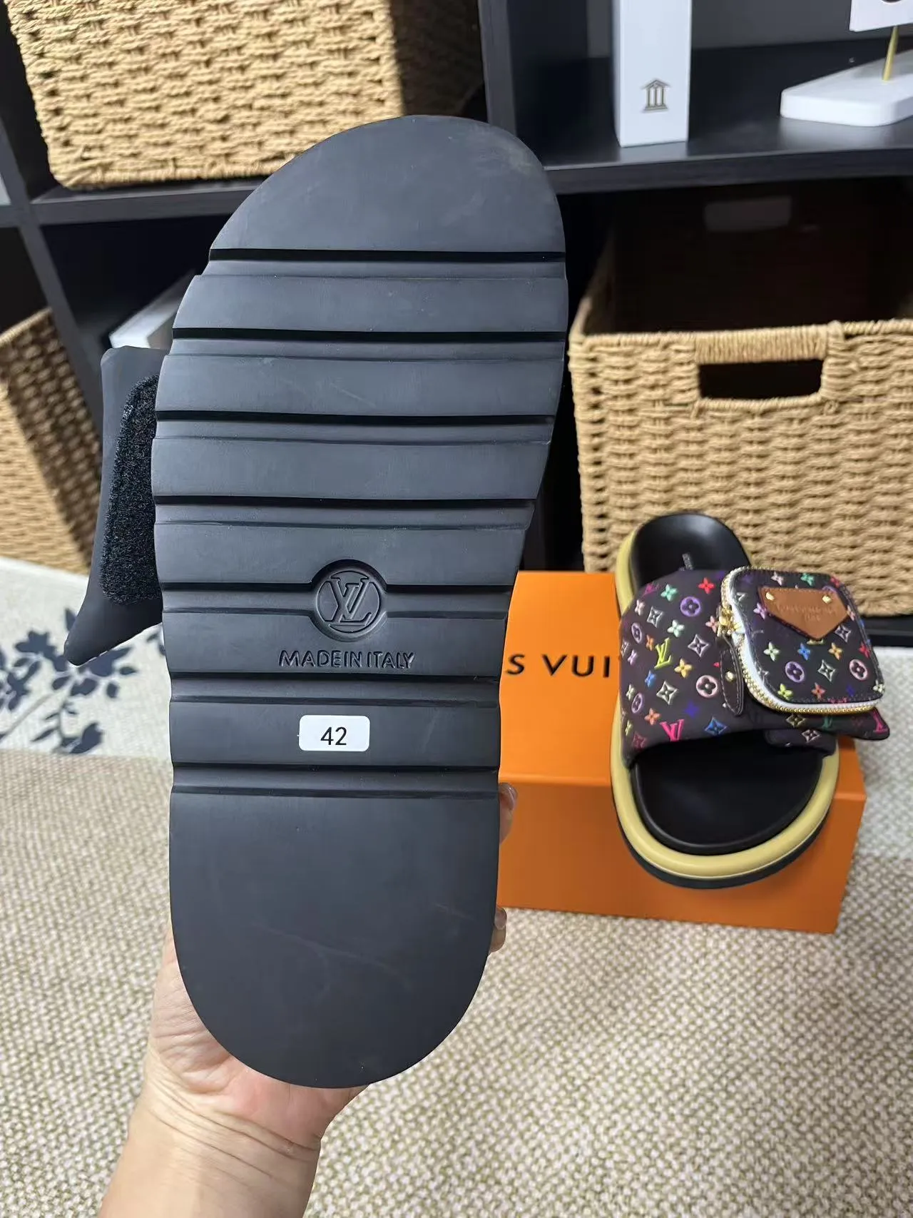 P380 yuan LV Louis Vuitton Full of high-end feel! A popular model among bloggers at home and abroad, it’s retro and fashionable, and looks stunning on your feet! Mainly recommended model on the official website★ ━━━━━ ЅᏇєєt ━━━━━ ▪️Upper: original calfskin ➕5D printing process ▪️Inner: imported mixed sheepskin ▪️Outsole: original molded foam outsole ▪️Size: Female 35-40 Men's 39-44 (women's 41 men's 45)